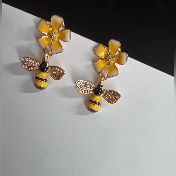 Stud Flower and Bee Earrings (NEW) - Picture 2 of 3